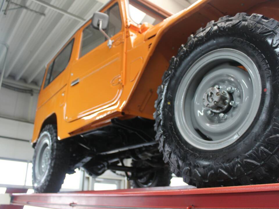 Image 12/50 of Toyota Land Cruiser FJ 40 (1980)