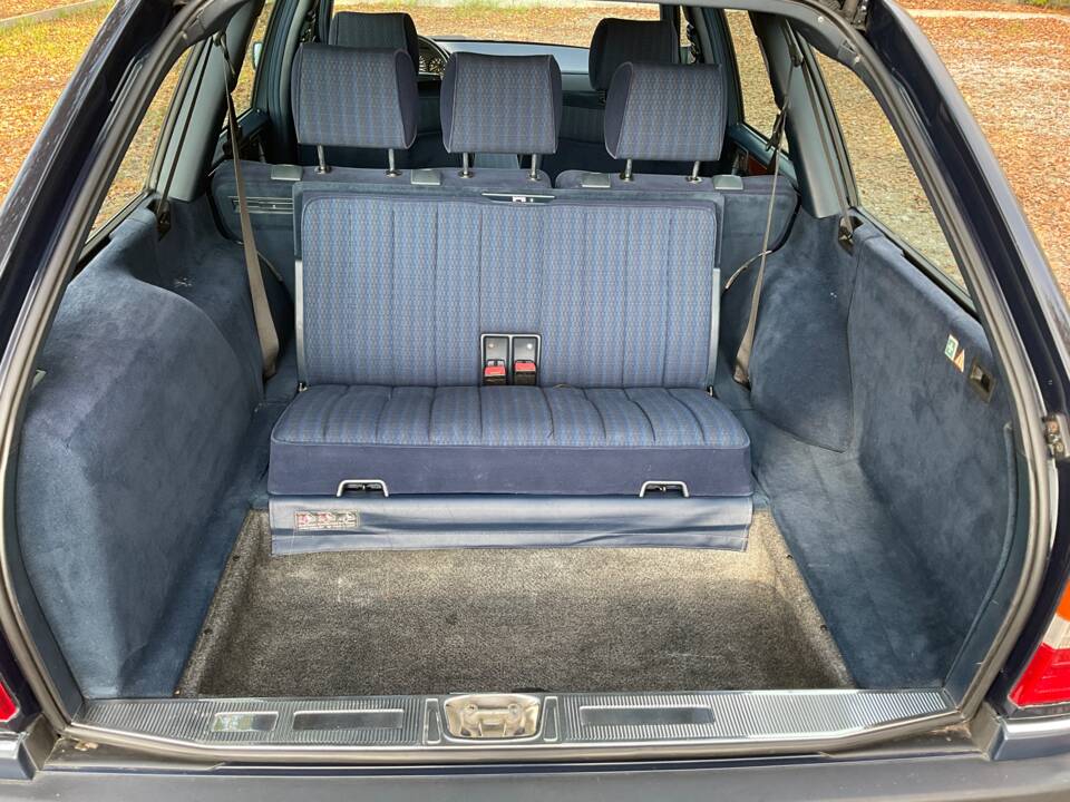 Image 87/149 of Mercedes-Benz 320 TE (1993)