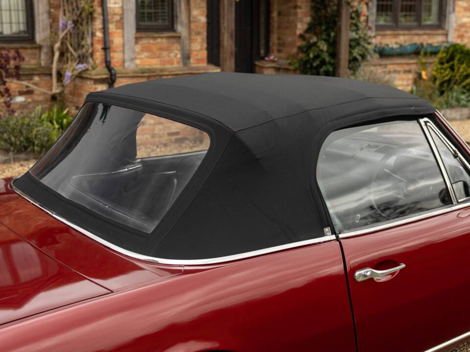 Image 37/45 of Peugeot 504 Convertible (1974)