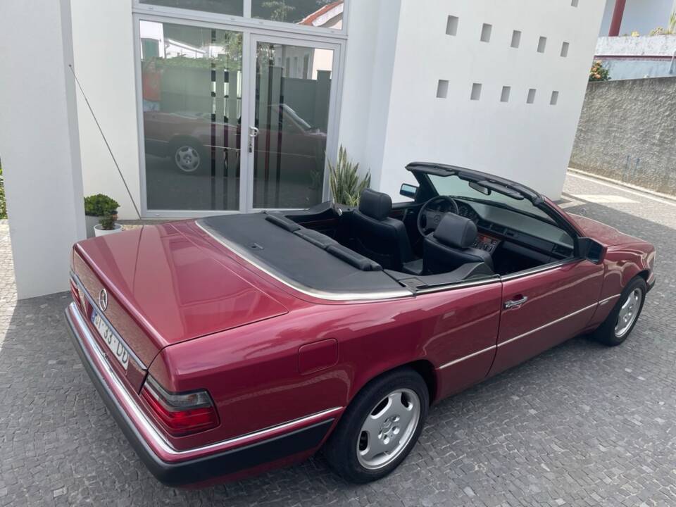 Immagine 2/6 di Mercedes-Benz E 200 (1994)