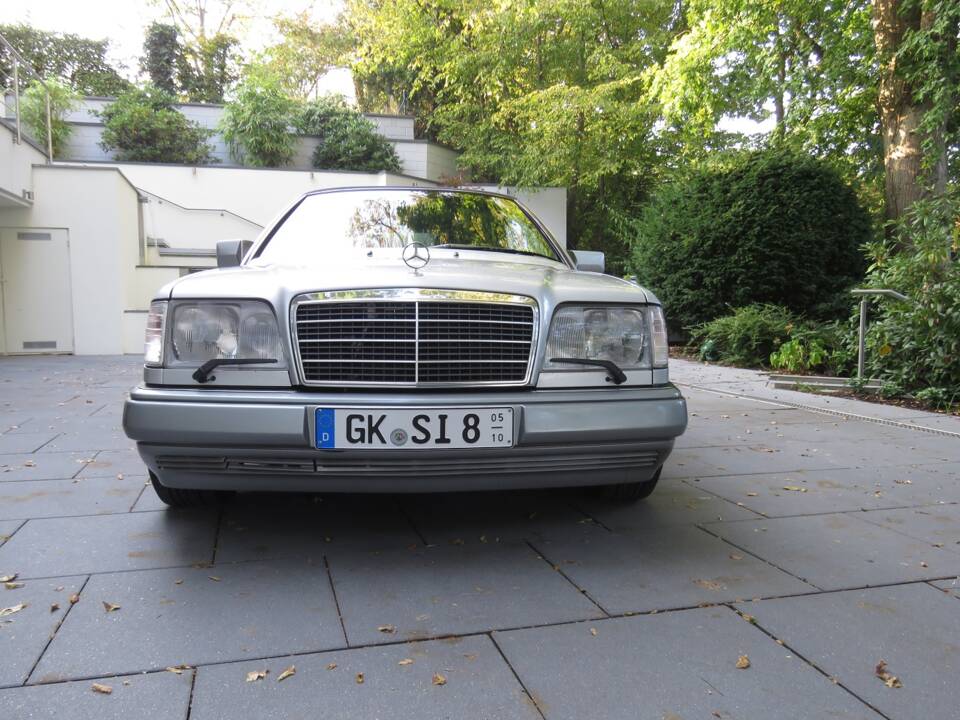 Image 2/39 of Mercedes-Benz E 200 (1996)