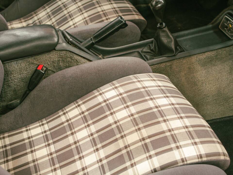 Image 27/34 of Ford Capri 2,8i (1981)