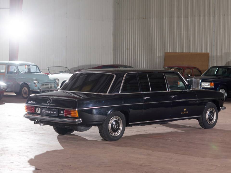 Image 11/64 of Mercedes-Benz 230/6 LWB (1976)