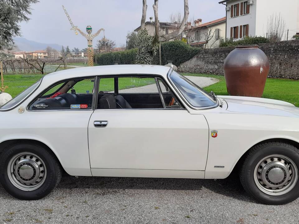 Afbeelding 3/35 van Alfa Romeo 1750 GT Veloce (1968)