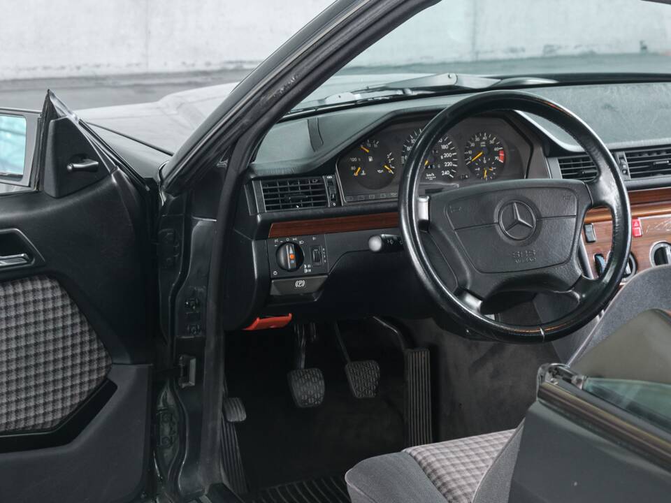 Bild 39/50 von Mercedes-Benz 300 CE (1991)
