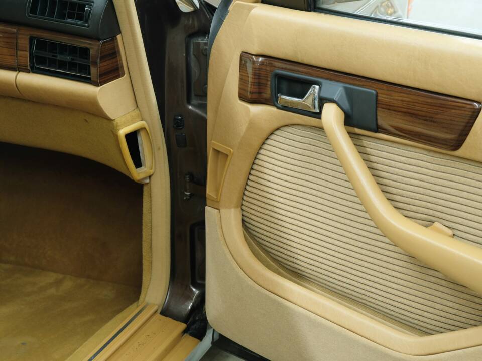Bild 25/50 von Mercedes-Benz 280 SEL (1983)