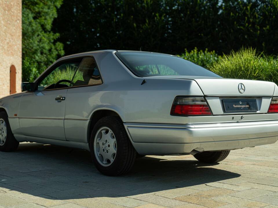 Immagine 6/50 di Mercedes-Benz E 200 (1995)