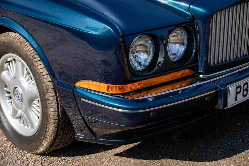 Image 32/50 of Bentley Azure Mulliner (1996)