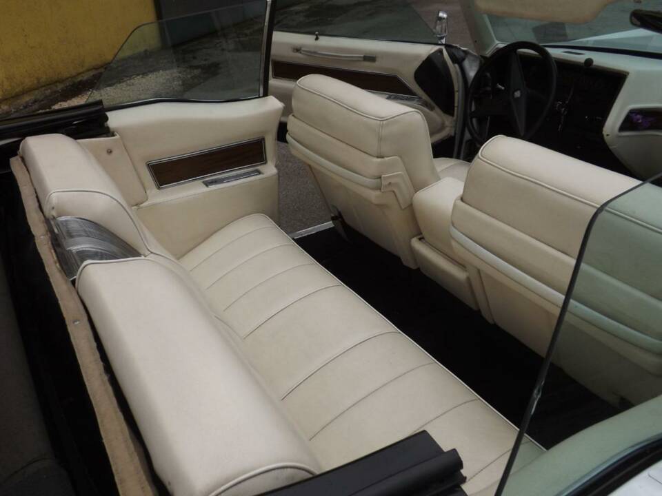Immagine 16/50 di Cadillac DeVille Convertible (1969)