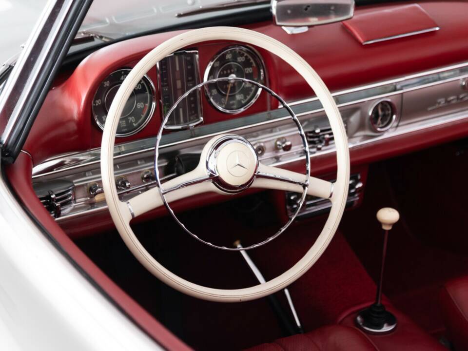 Image 24/36 of Mercedes-Benz 300 SL Roadster (1961)
