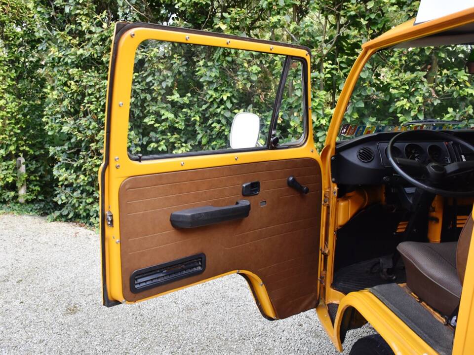 Image 25/49 of Volkswagen T2b Camper (1978)