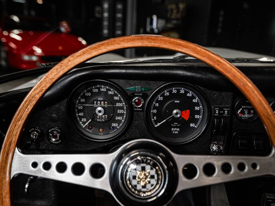Image 27/53 de Jaguar E-Type (1970)