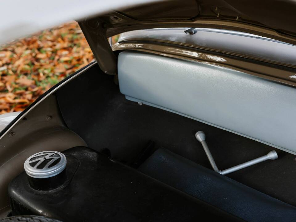 Immagine 18/56 di Volkswagen Maggiolino 1100 Standard "Ovali" (1954)