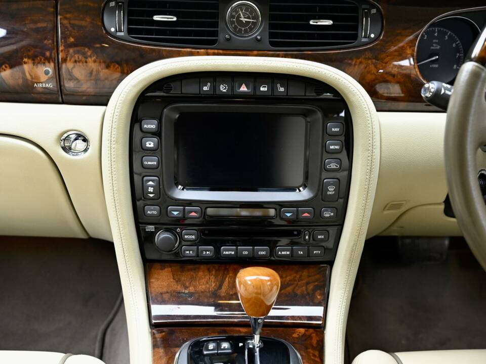 Image 29/50 of Jaguar XJ 8 4.2 (2006)