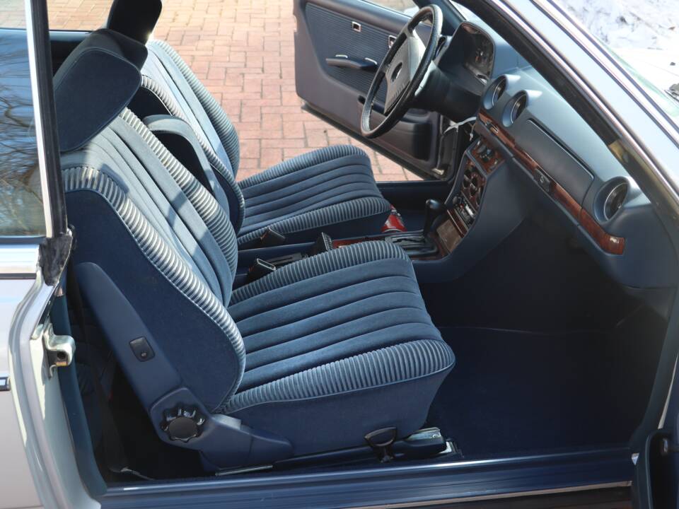 Bild 22/50 von Mercedes-Benz 280 C (1977)