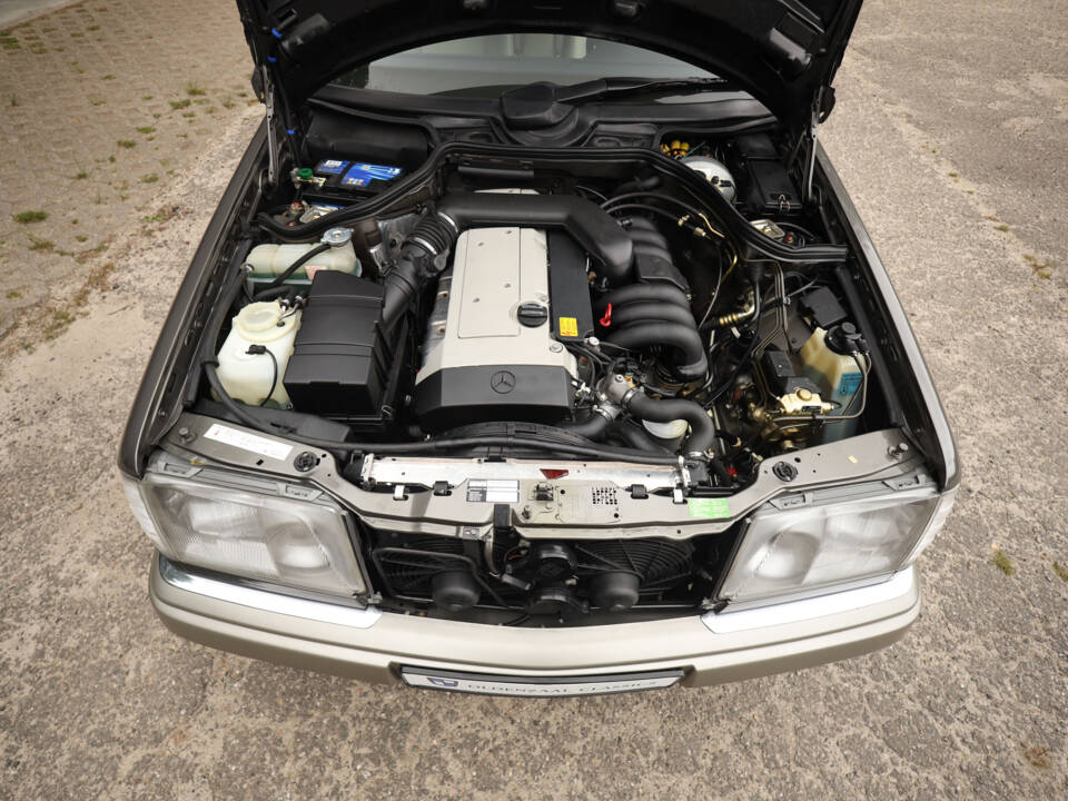 Imagen 17/74 de Mercedes-Benz E 320 (1994)