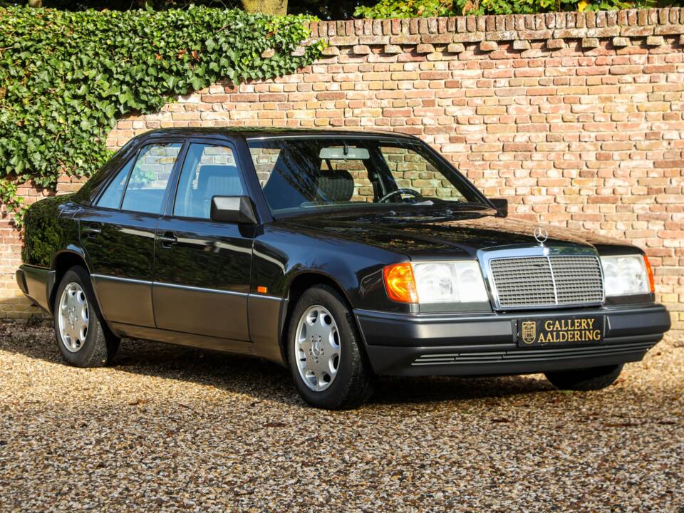 Image 46/50 of Mercedes-Benz 200 E (1992)