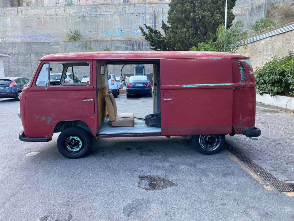 Image 16/64 of Volkswagen T2a panel van (1969)