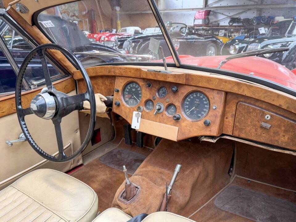 Image 4/44 of Jaguar XK 120 DHC (1954)