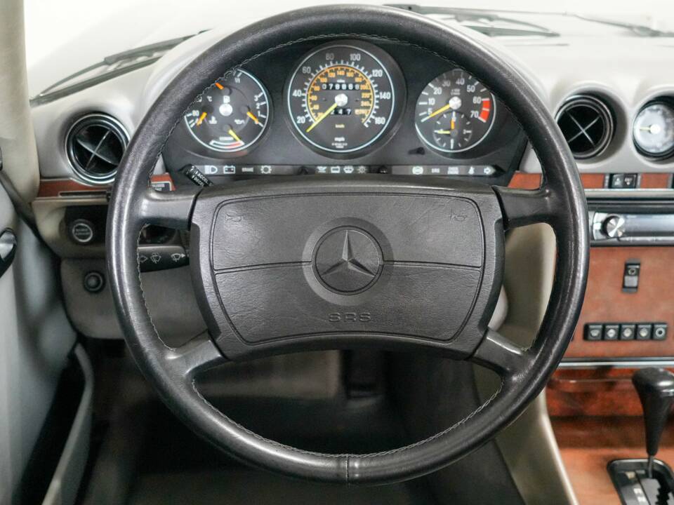 Afbeelding 18/24 van Mercedes-Benz 560 SL (1988)