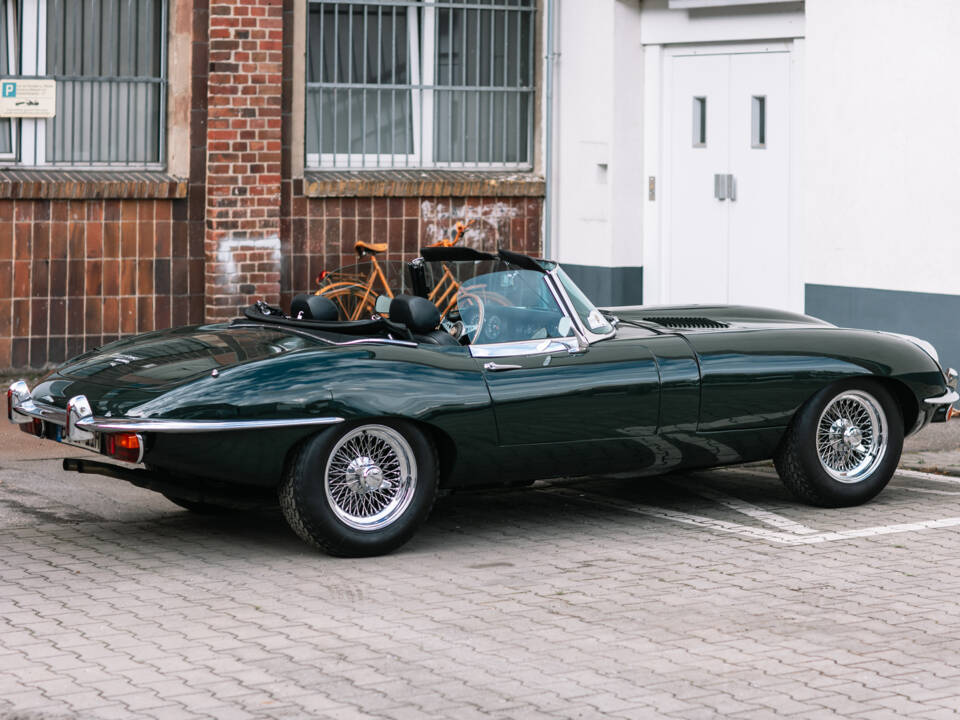 Image 4/63 de Jaguar E-Type (1969)