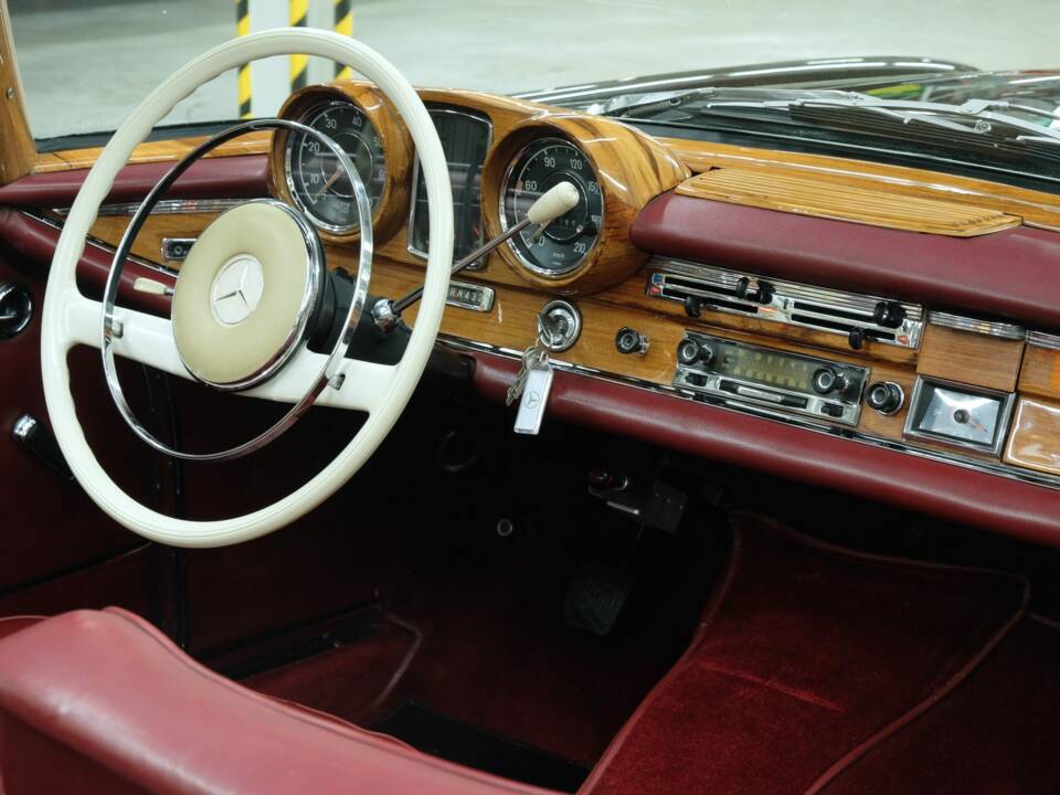 Image 44/50 of Mercedes-Benz 220 SE b (1963)