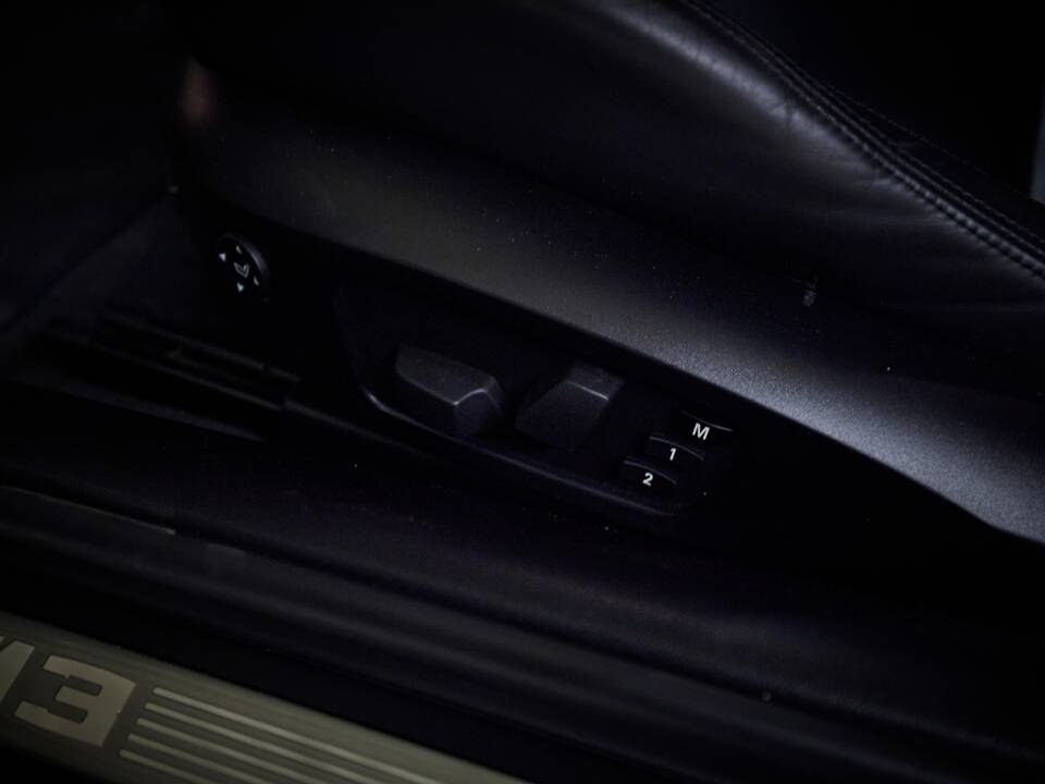 Image 56/100 of BMW M3 (2006)