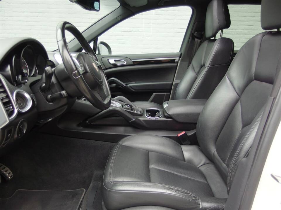 Bild 52/99 von Porsche Cayenne S (2010)