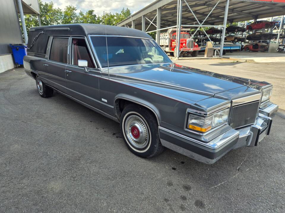 Image 2/8 of Cadillac Fleetwood Brougham (1992)