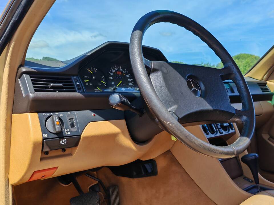 Image 21/42 of Mercedes-Benz 300 CE (1988)