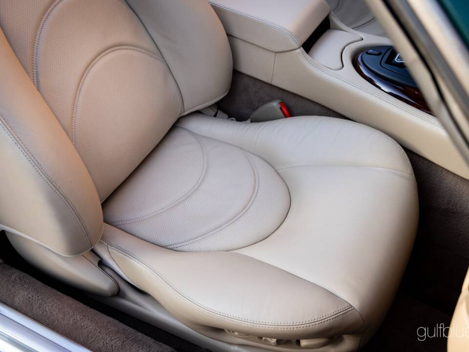 Image 63/70 of Jaguar XKR (2004)