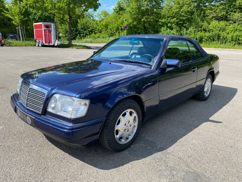 Image 12/31 of Mercedes-Benz E 220 (1994)