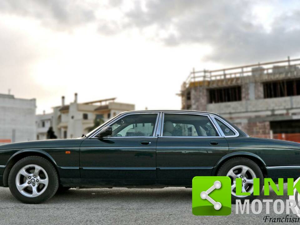 Image 3/10 de Jaguar XJ 8 4.0 Executive (2000)