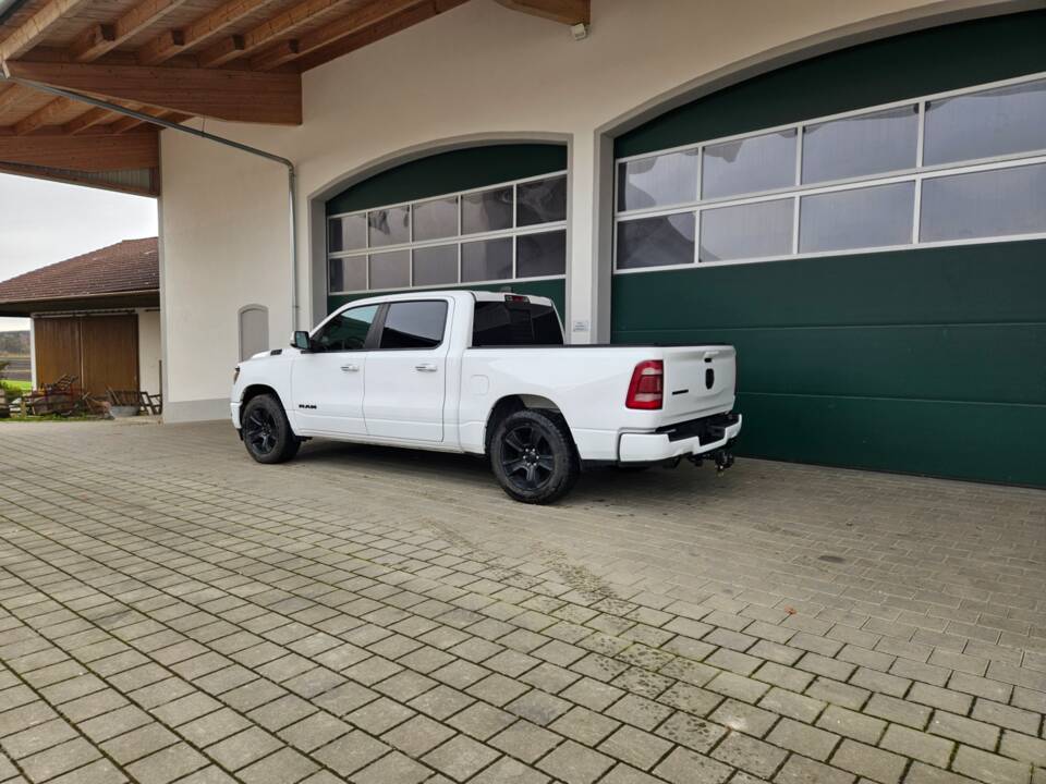 Image 15/62 of Dodge Ram 1500 (2020)