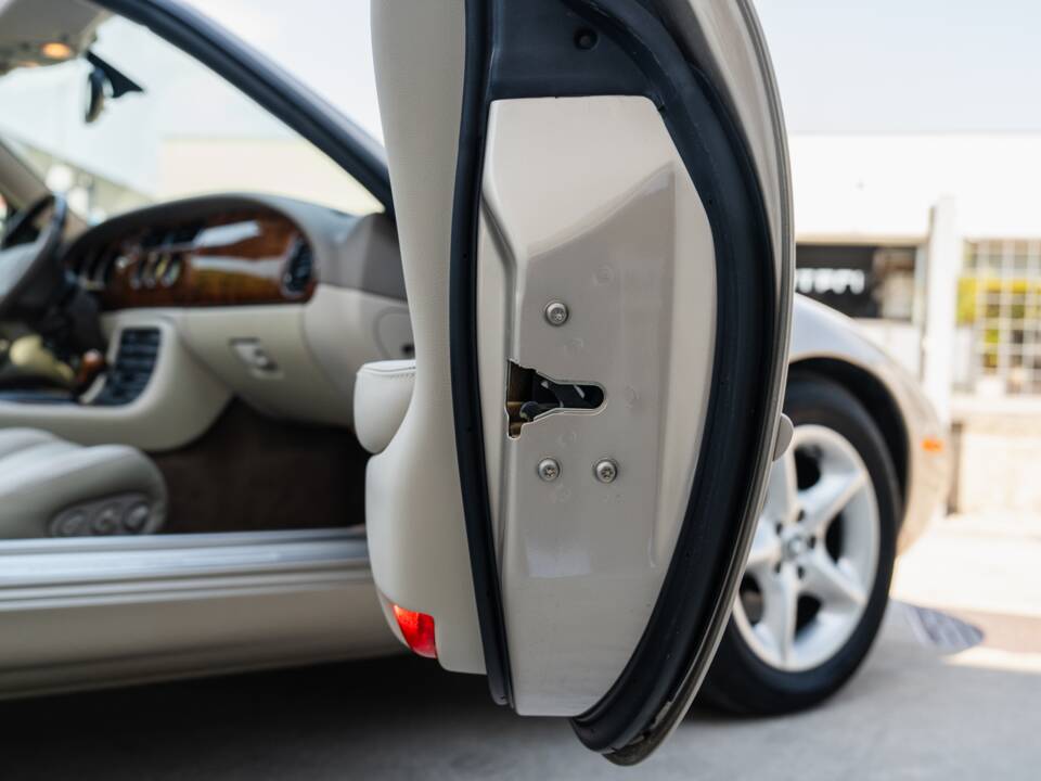 Image 36/91 de Jaguar XK8 4.0 (2000)