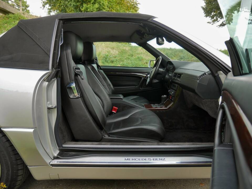 Image 24/50 of Mercedes-Benz SL 500 (1900)