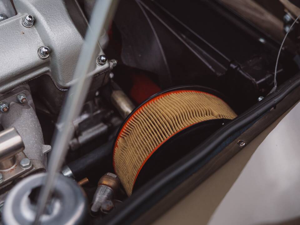 Image 46/99 of Aston Martin DB 6 Volante (1968)