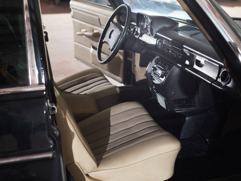 Image 21/64 of Mercedes-Benz 230/6 LWB (1976)