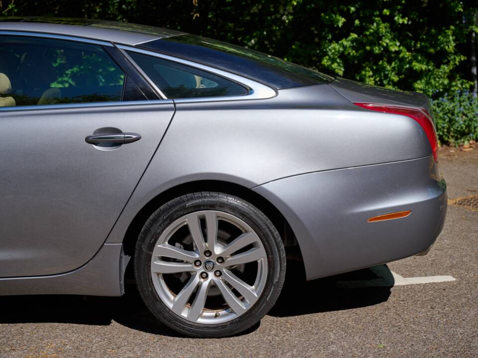 Image 38/50 of Jaguar XJ 5.0 (2012)