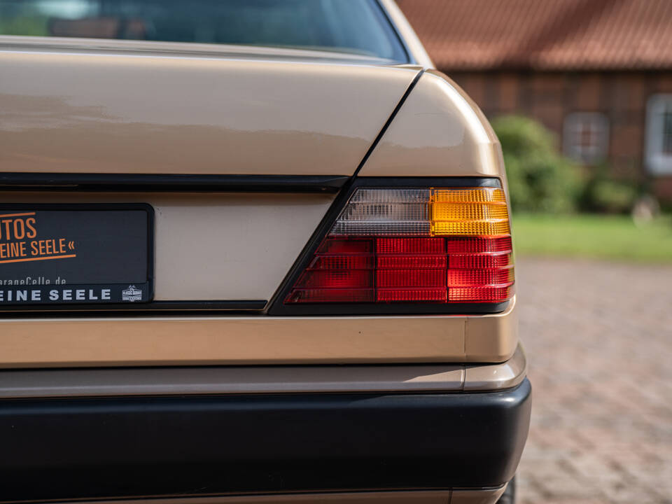 Image 16/40 of Mercedes-Benz 300 CE (1987)