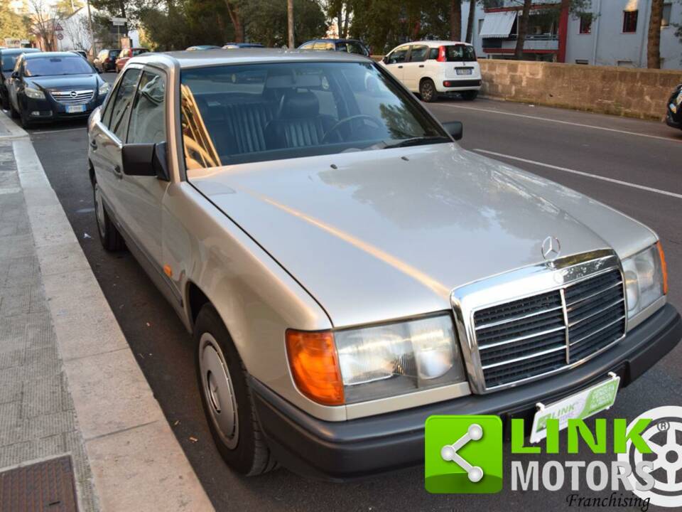 Imagen 3/4 de Mercedes-Benz 200 (1986)