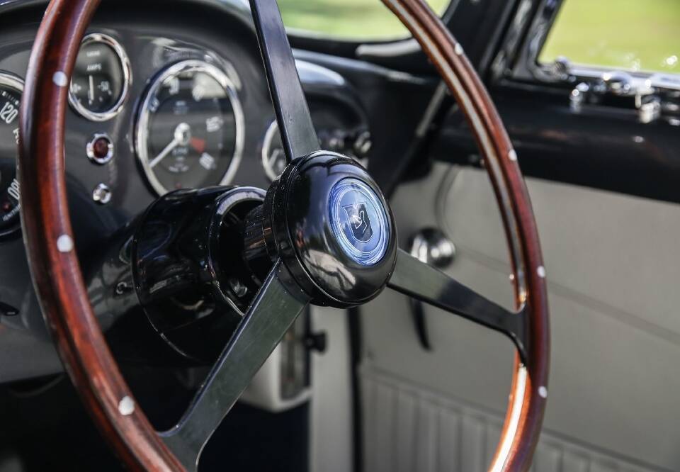 Image 26/30 de Aston Martin DB 6 Volante (1967)