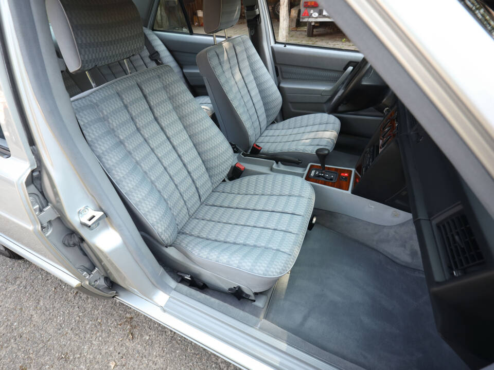 Immagine 17/100 di Mercedes-Benz 190 E 2.3 (1992)