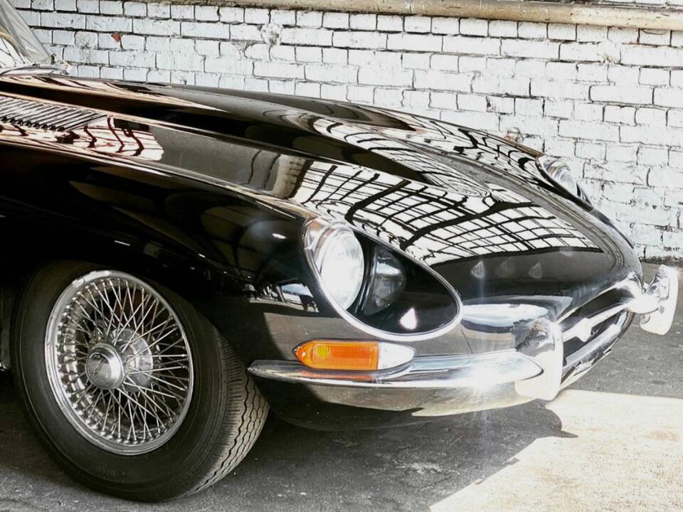 Image 6/8 de Jaguar E-Type (1968)