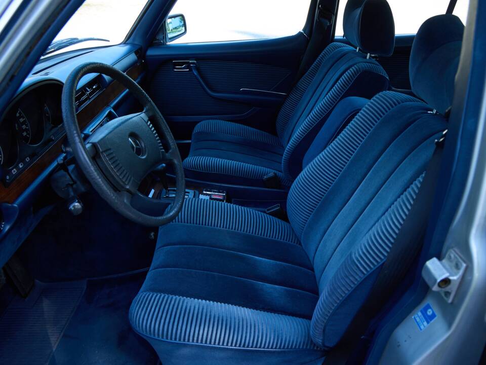 Image 18/25 of Mercedes-Benz 280 SE (1979)