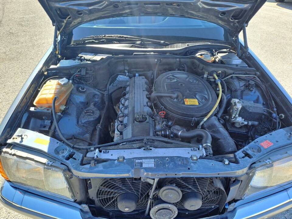 Image 31/50 of Mercedes-Benz 300 SE (1990)