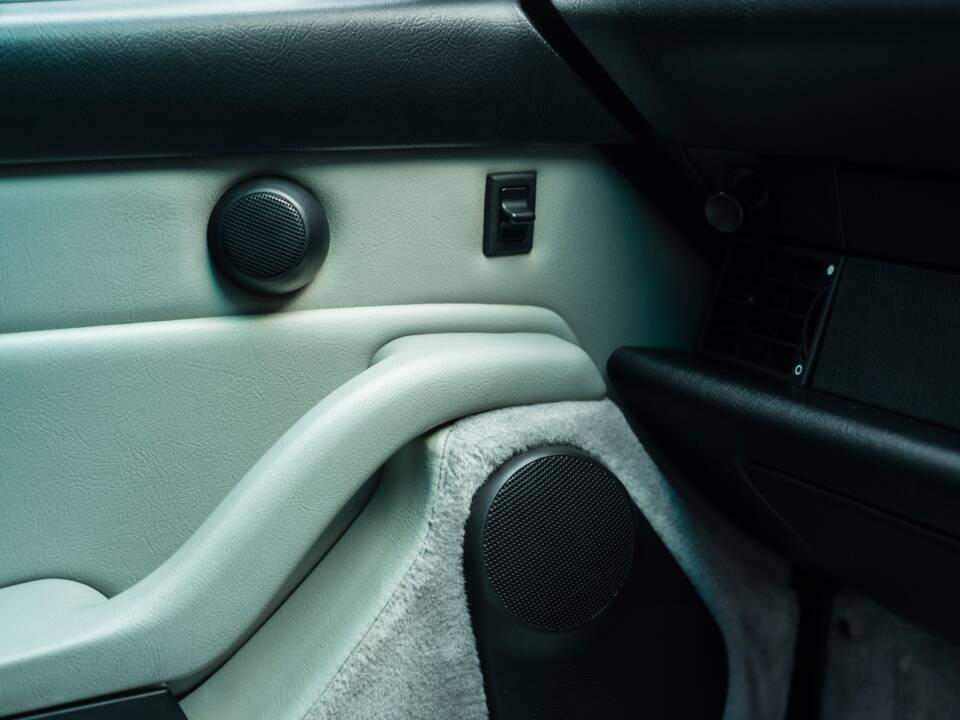 Image 28/68 of Porsche 911 Carrera (1997)