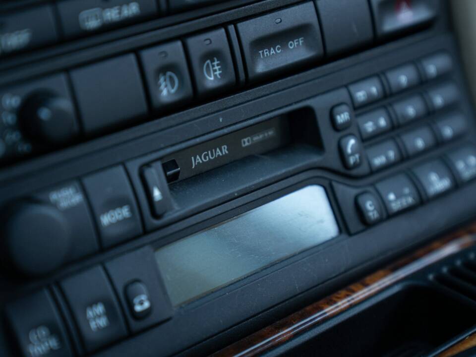 Image 33/50 of Jaguar XK8 4.0 (1998)
