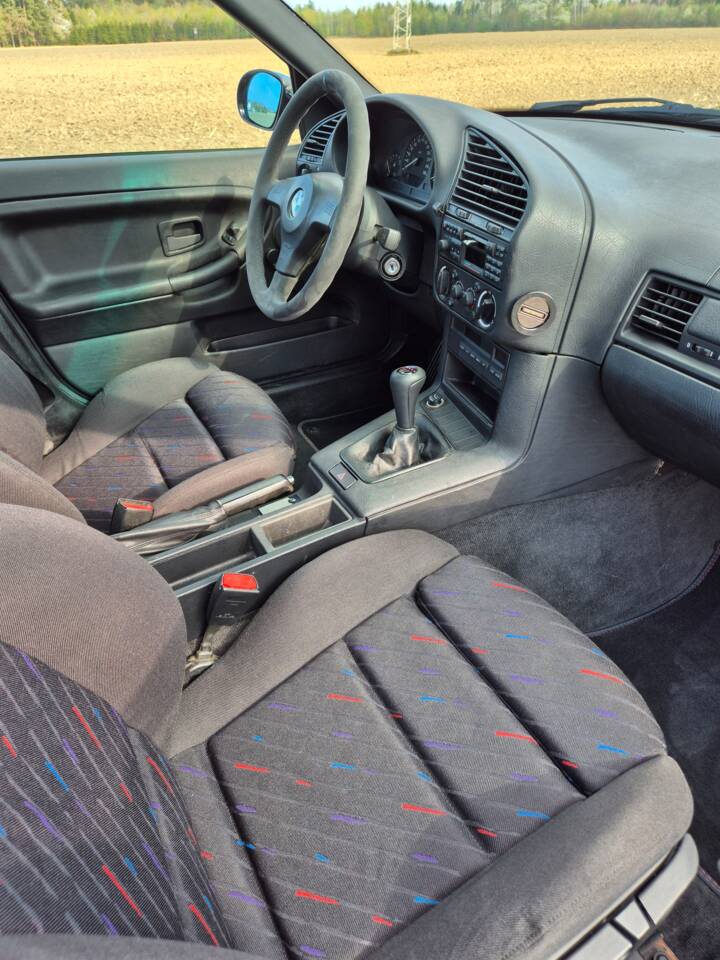 Image 25/49 of BMW 318is "Class II" (1994)