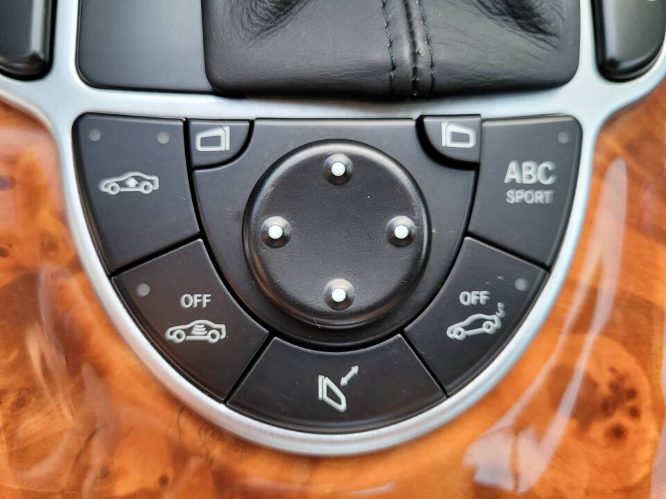 Bild 57/97 von Mercedes-Benz SL 500 (2004)